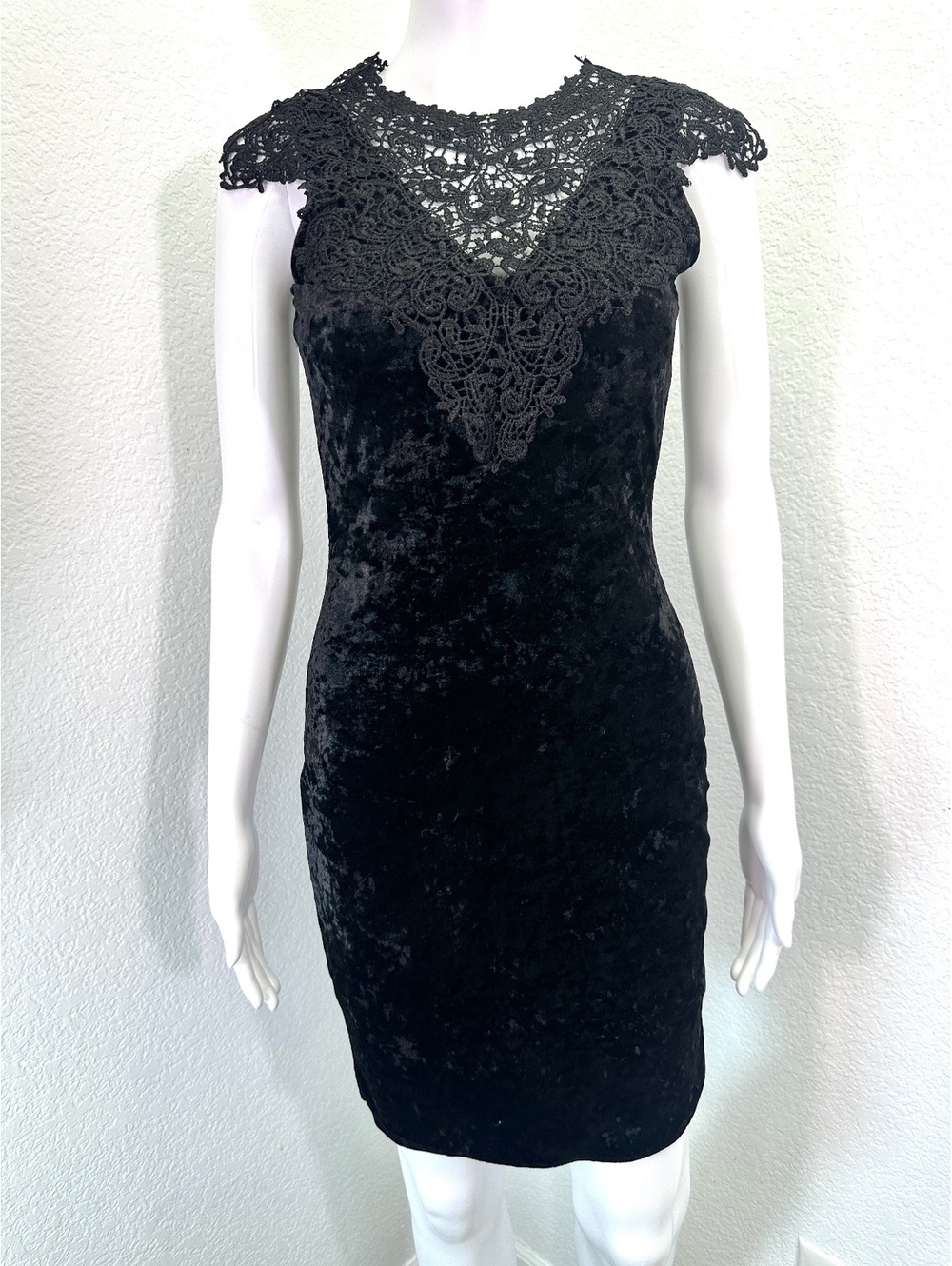 Women’s Sz M Almost Famous Black Crushed Velvet Lace Collar Gothic Bodycon Dress